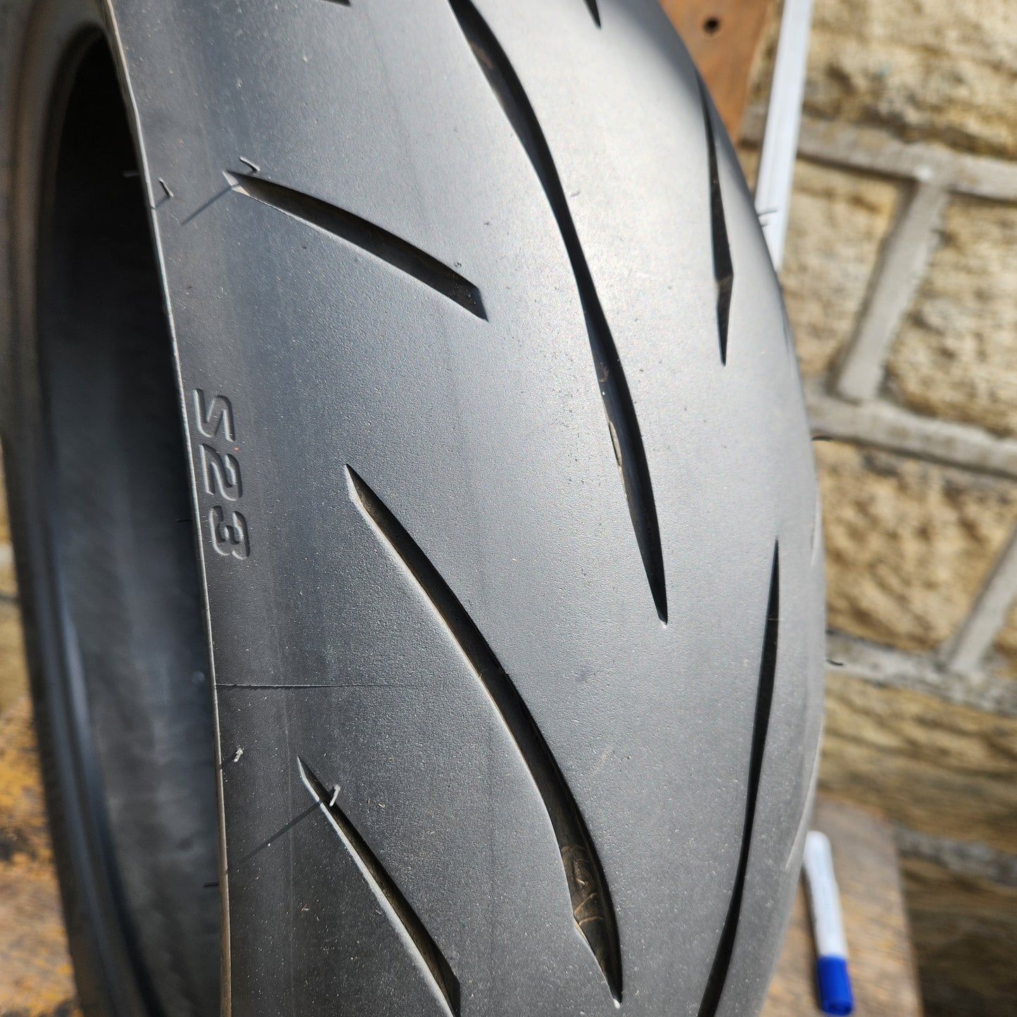 Bridgestone Battlax Hypersport S23R 180/55ZR17. U27
