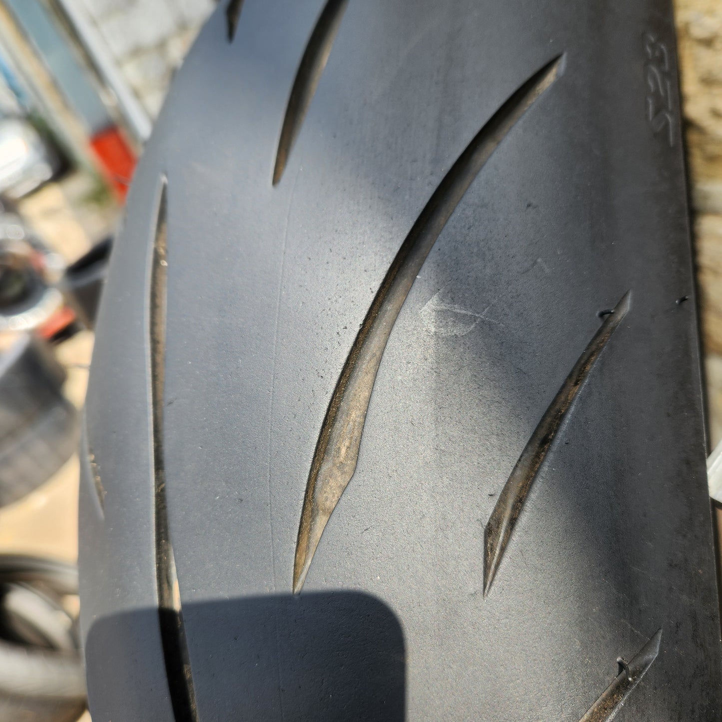 Bridgestone Battlax Hypersport S23R 180/55ZR17. U27