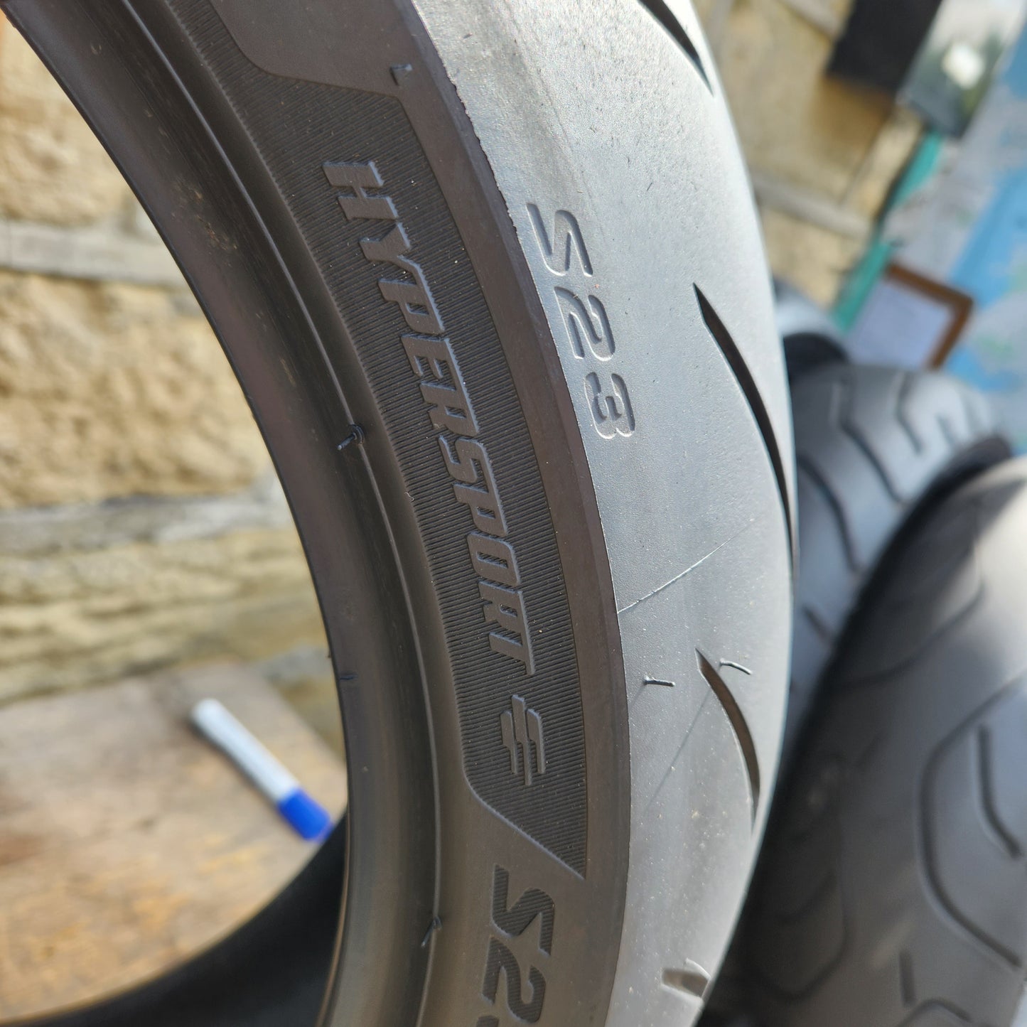 Bridgestone Battlax Hypersport S23R 180/55ZR17. U27