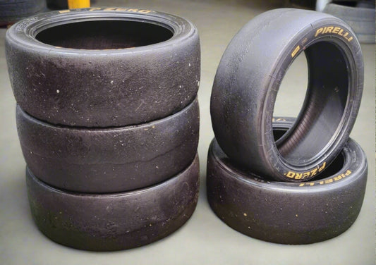 Pirelli 265/645/18 Racing Slicks